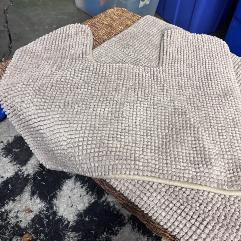Light Tan Textured Towel Set w/Matching Bathroom Rugs - Picture 6 of 7